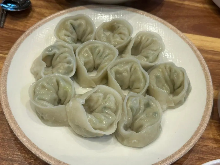 빨간 양념장이 올라간 비빔밀면