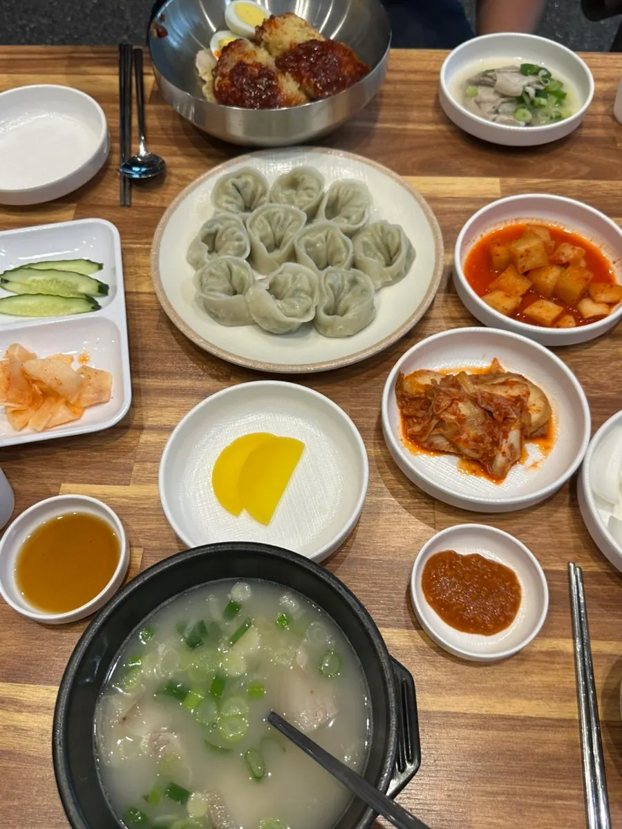 비벼 놓은 비빔밀면 면발과 고명