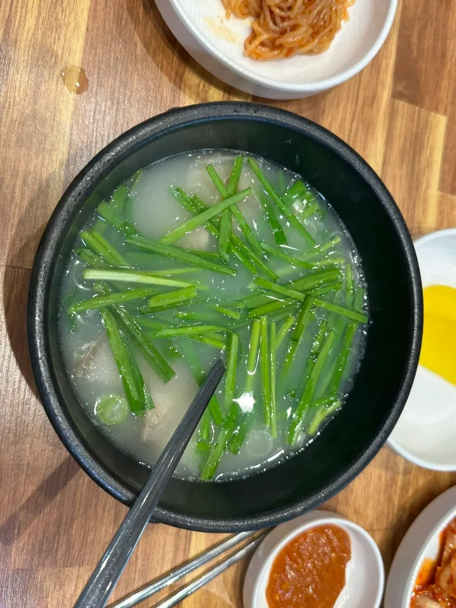 찜기에 담겨 나온 김 나는 왕만두