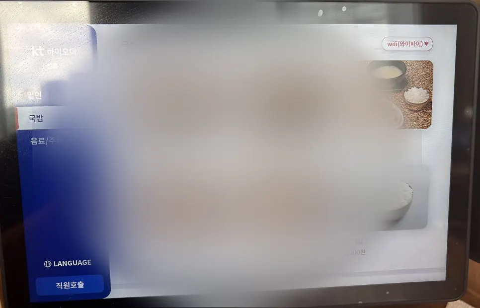 아기의자와 앞치마가 준비된 매장 비치 공간