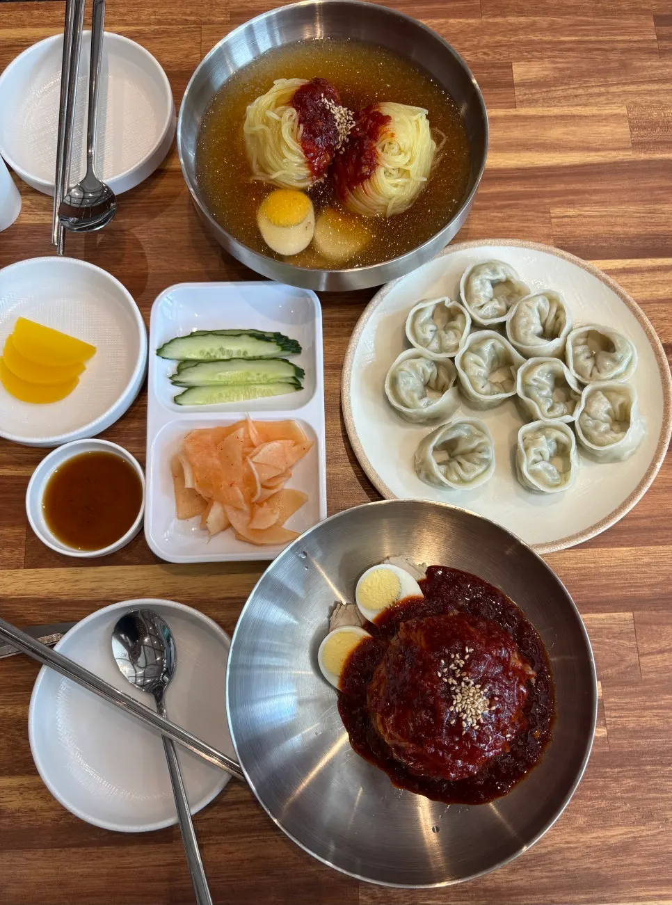 온육수 한 잔과 밀면 곁들이 반찬
