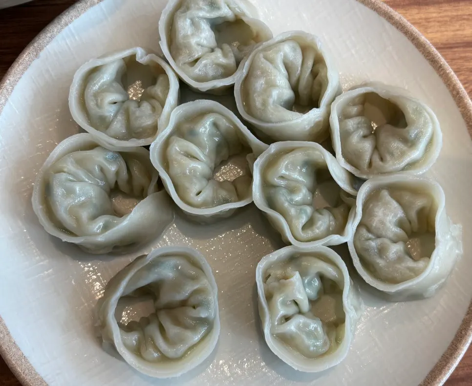 물밀면 비빔밀면 만두가 함께 놓인 2인 상차림