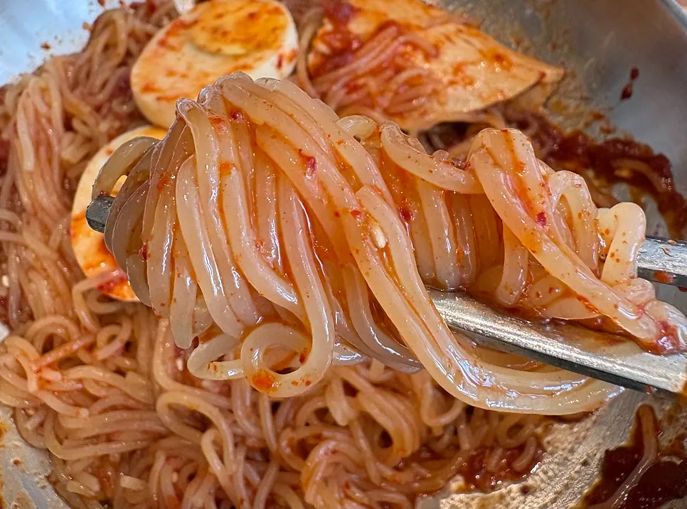 양념장 올라간 비빔밀면 8,000원
