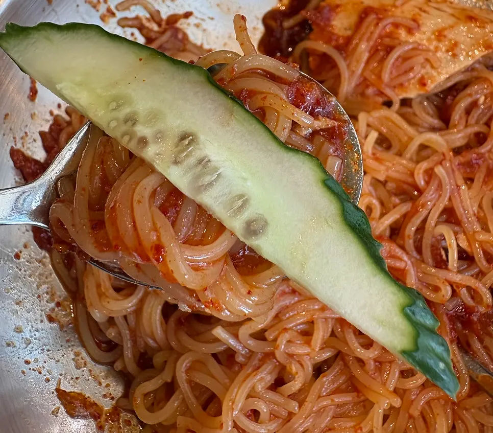 비빔밀면 면발과 오이 고명 클로즈업