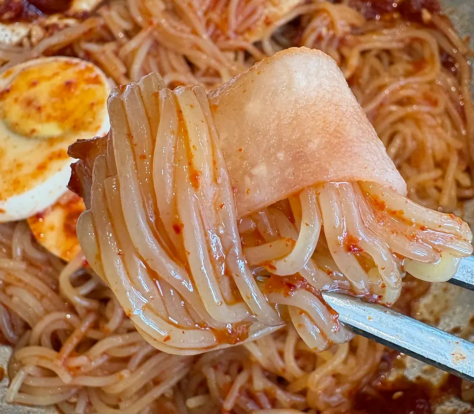 비빔밀면과 만두를 함께 먹는 조합
