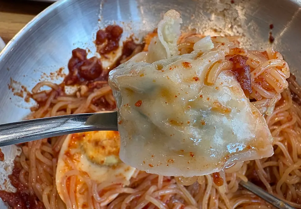 비빔밀면 한 젓가락과 온육수