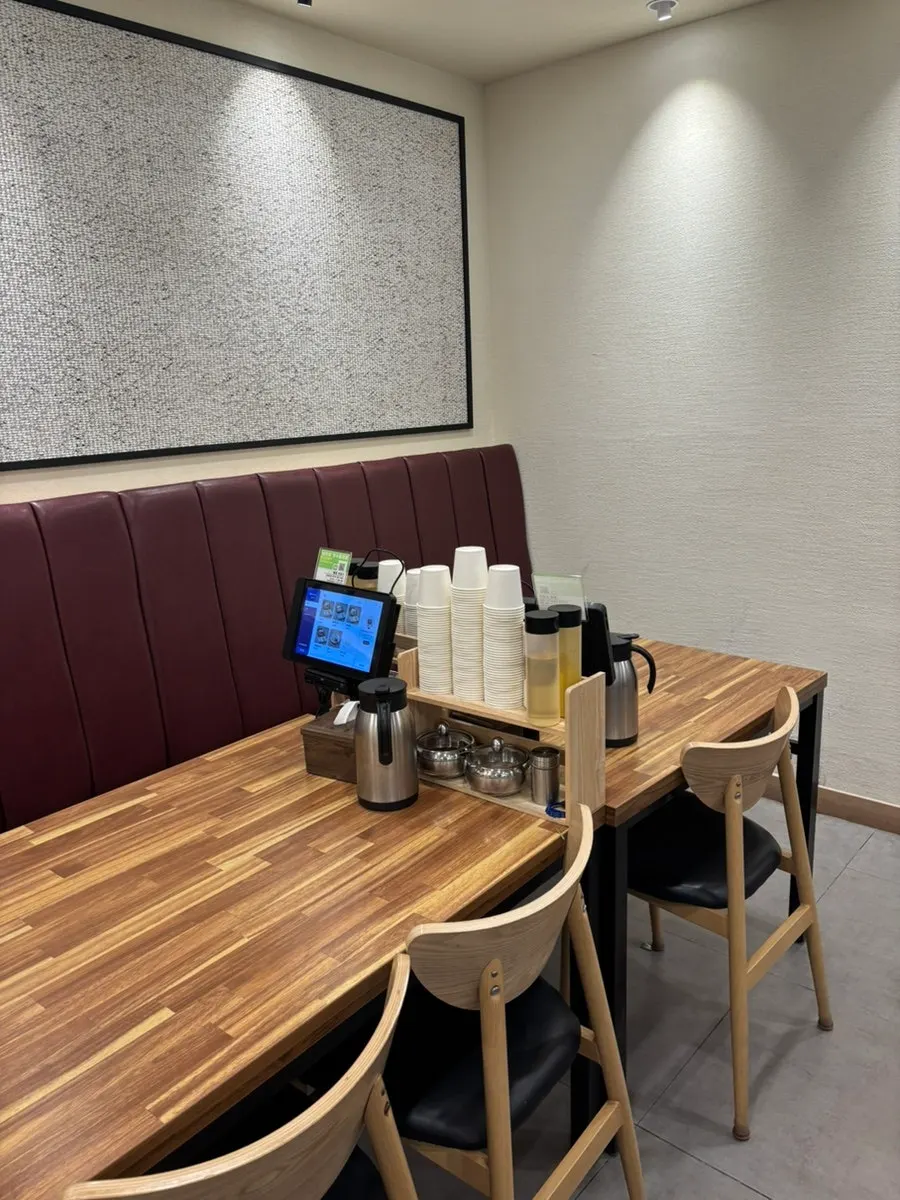 Table seating at Yeongdong Milmyeon & Dwaeji Gukbap