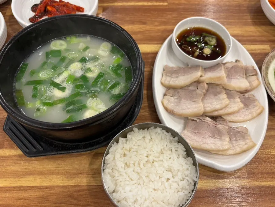 Mul milmyeon and dwaeji gukbap set on the table together