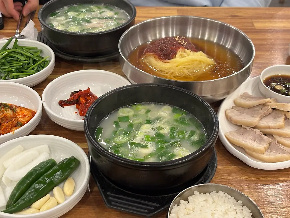 Full spread of ordered dishes at Yeongdong Milmyeon & Dwaeji Gukbap