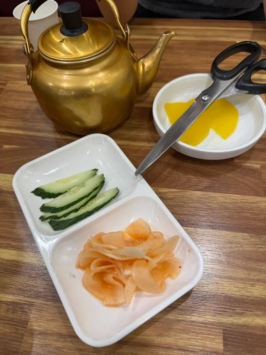 식초와 겨자 소스 통
