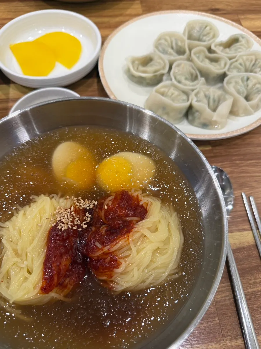 고명과 육수가 담긴 물밀면