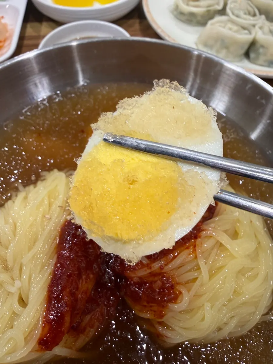 살얼음 육수의 밀면 한 그릇