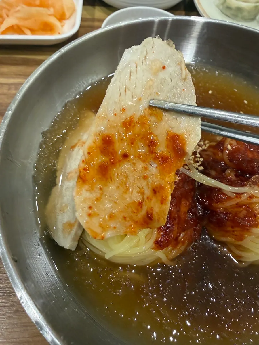 밀면과 만두를 함께 먹는 한 끼