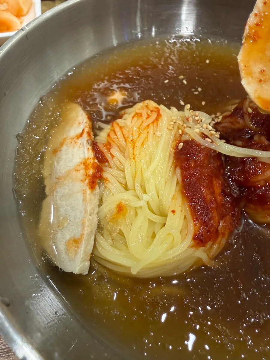살얼음이 보이는 시원한 밀면