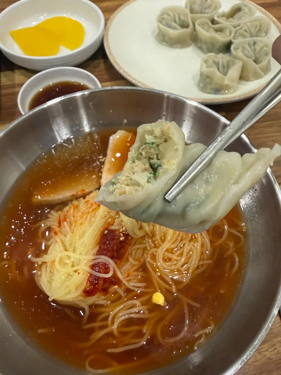 부산역 여행 중 먹는 밀면 한 그릇