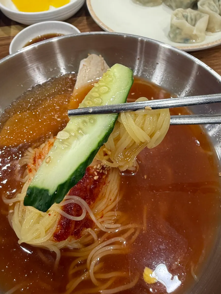 밀면과 다양한 곁들임 메뉴