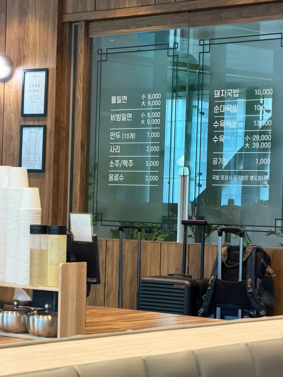 가로로 널찍한 테이블과 창가 자리