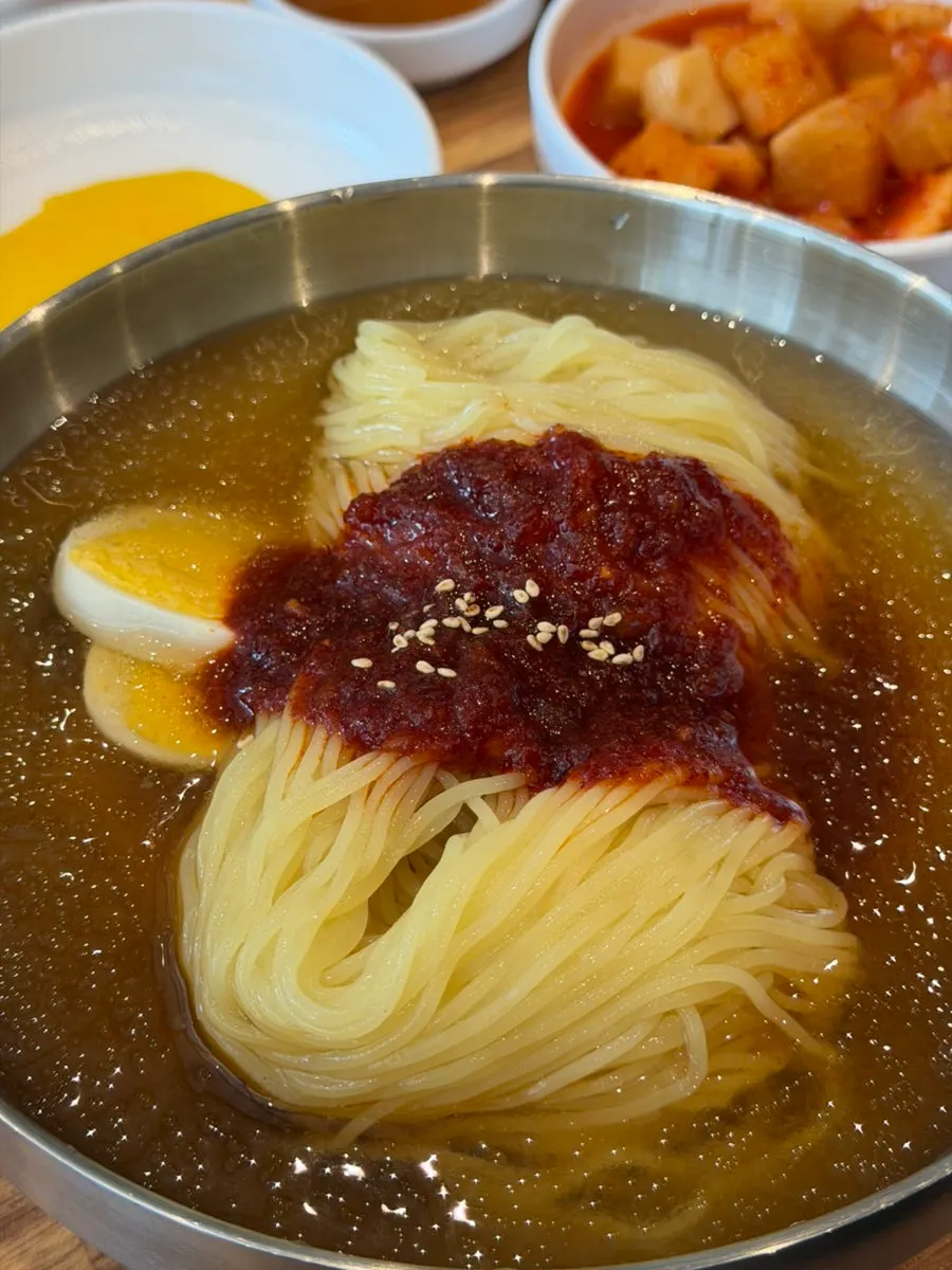 물밀면 곱빼기와 국밥이 차려진 한상