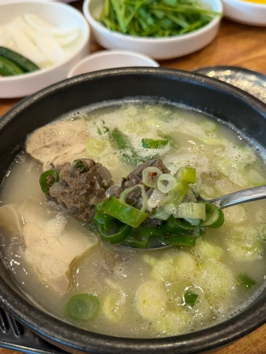 뽀얀 사골 국물의 돼지국밥