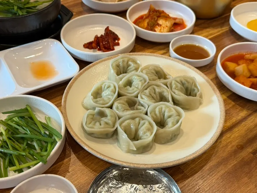 국밥에 밥을 말고 김치를 곁들인 상차림