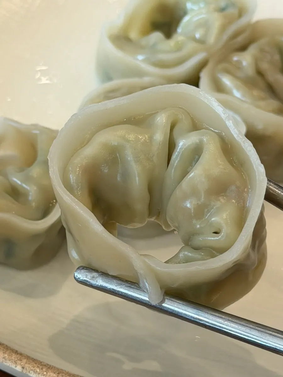 식사를 마친 테이블과 매장 분위기