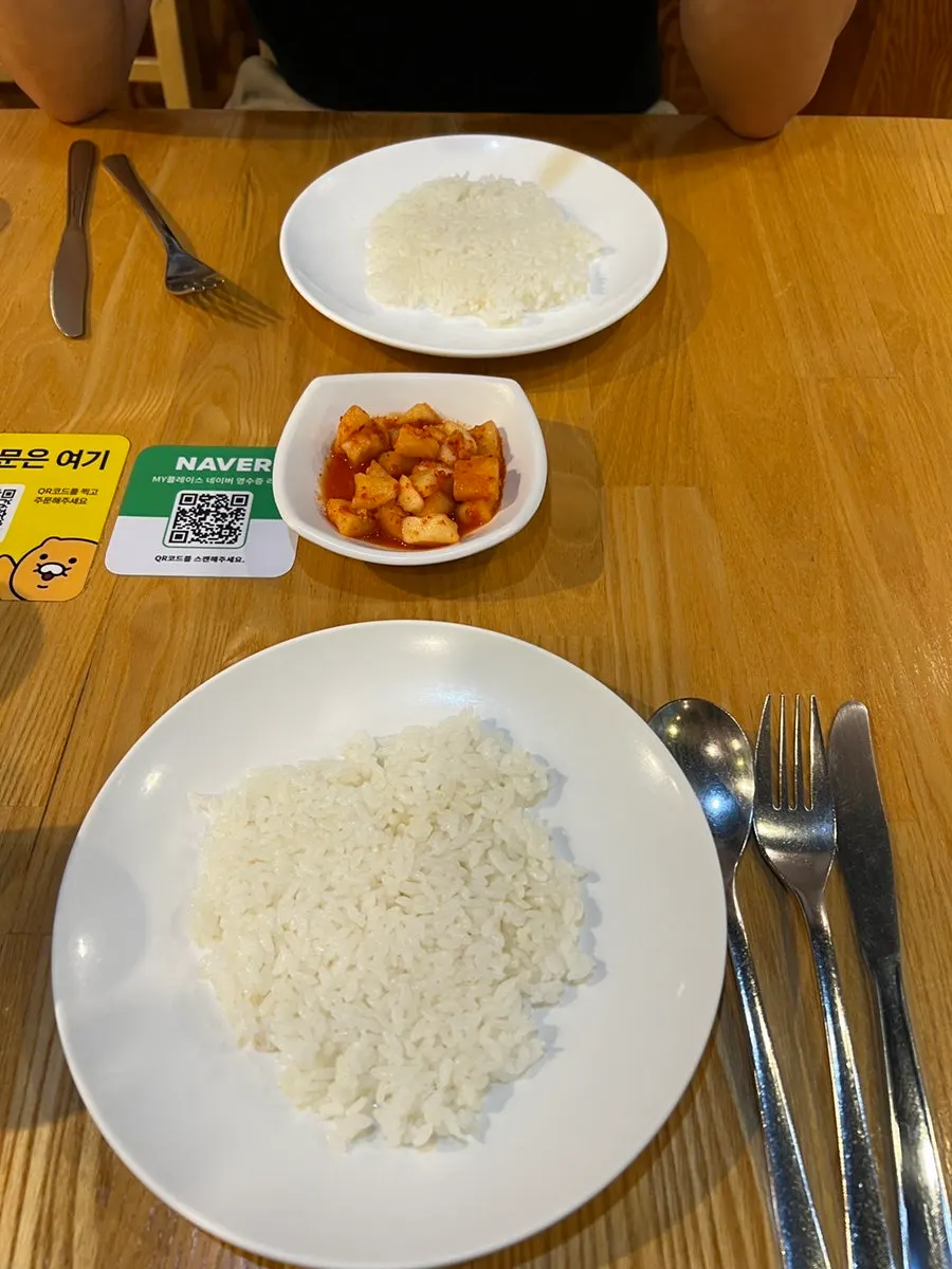 먼저 나온 밥과 깍두기 상차림