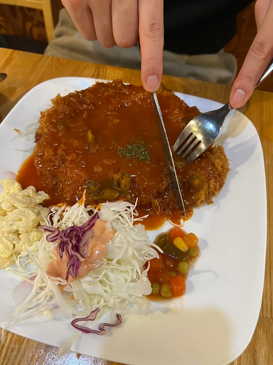 왼쪽 매운돈까스와 오른쪽 경양식돈까스 비교