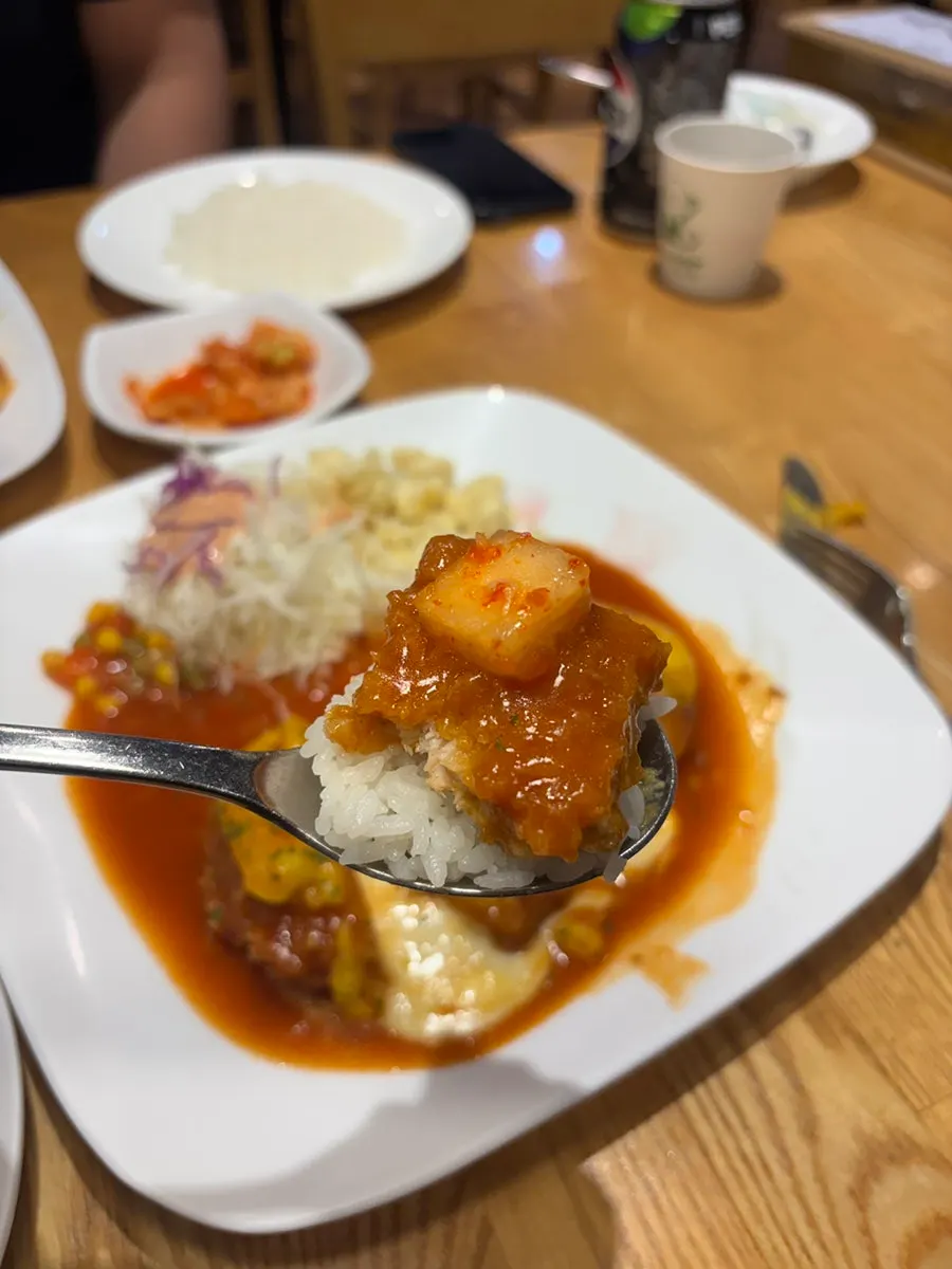 식사를 마친 경양식 달과6펜스 테이블