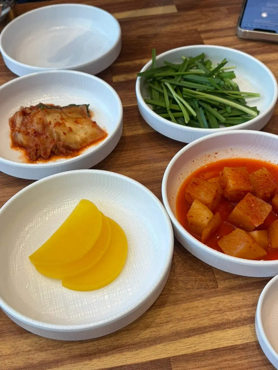 수육백반 상차림 구성