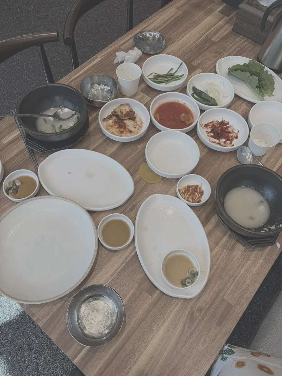 김치와 무말랭이를 올린 수육