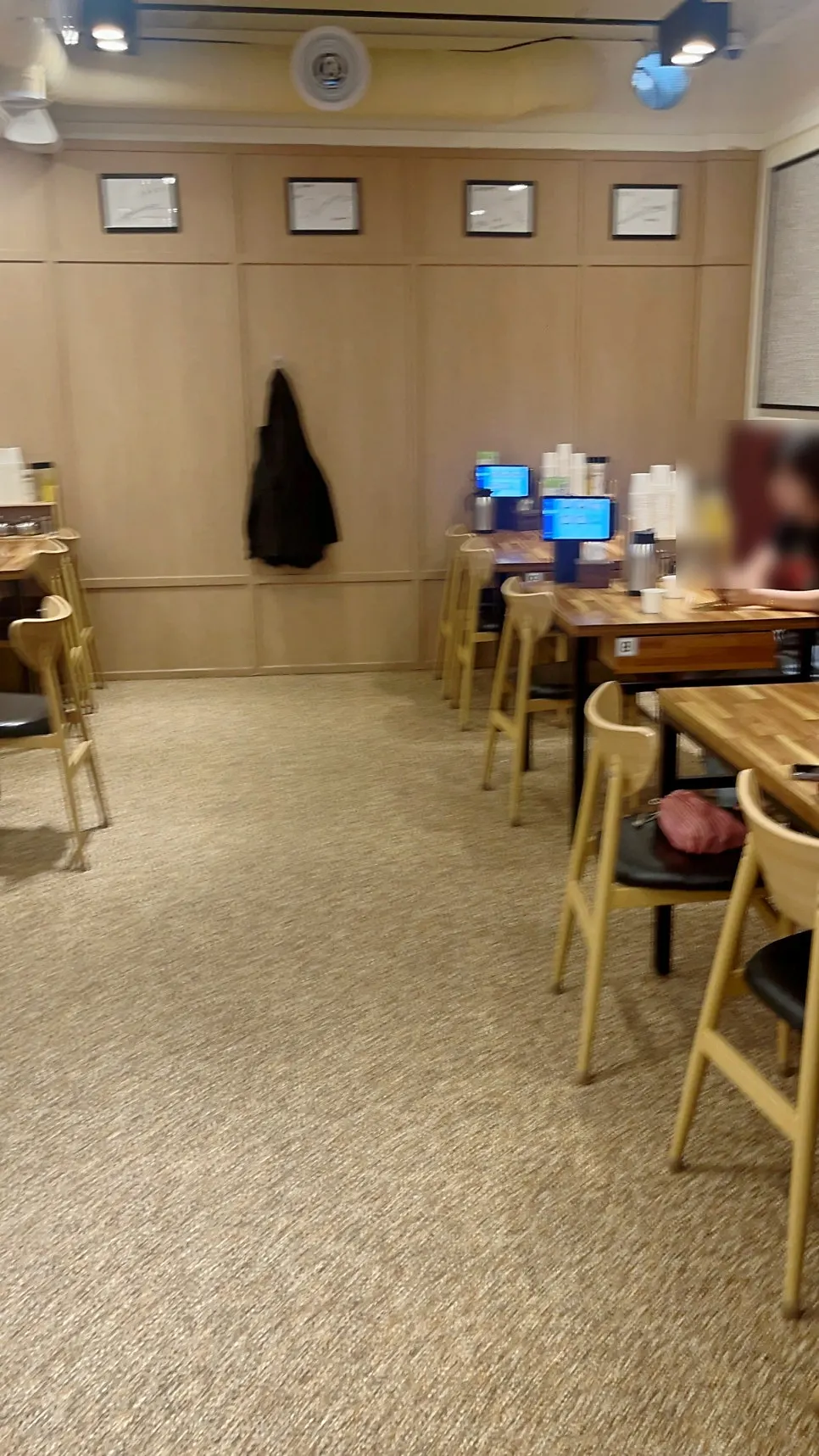 깔끔하게 관리된 식당 입구