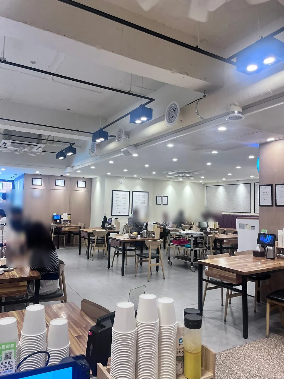오후 3시 한적한 매장 내부