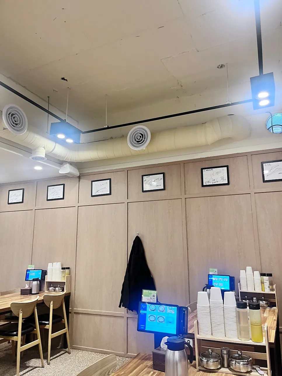 여유로운 테이블 좌석 모습