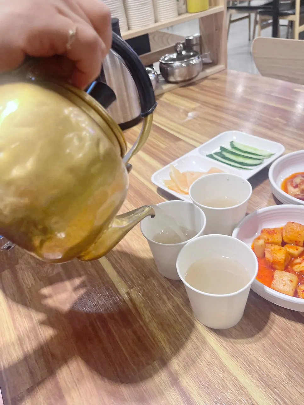 돼지국밥과 비빔밀면 상차림
