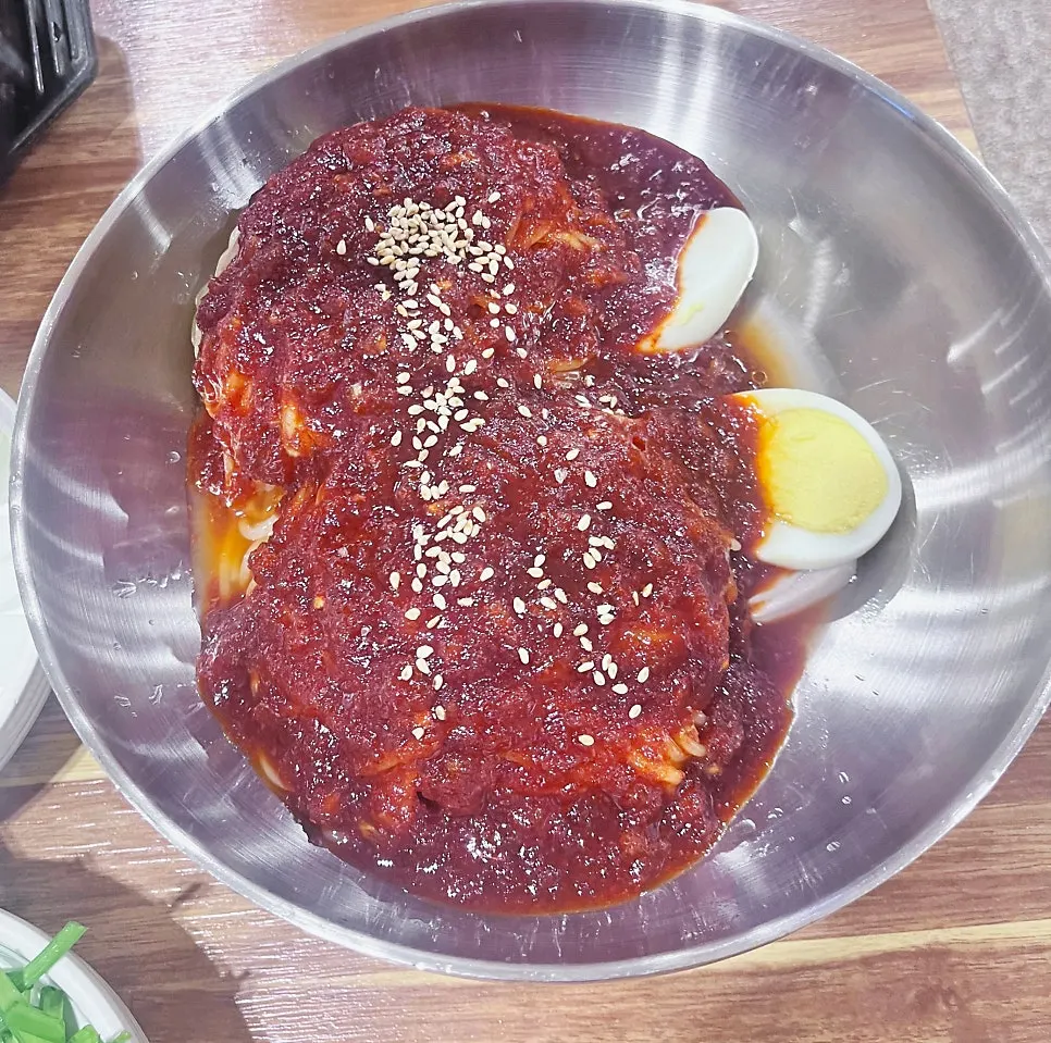 국밥과 비빔밀면을 곁들인 한 상