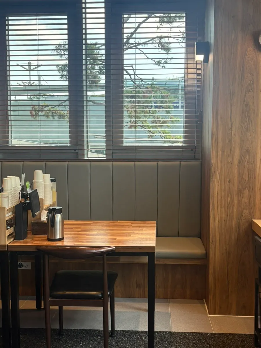 Pleasant interior with table arrangement