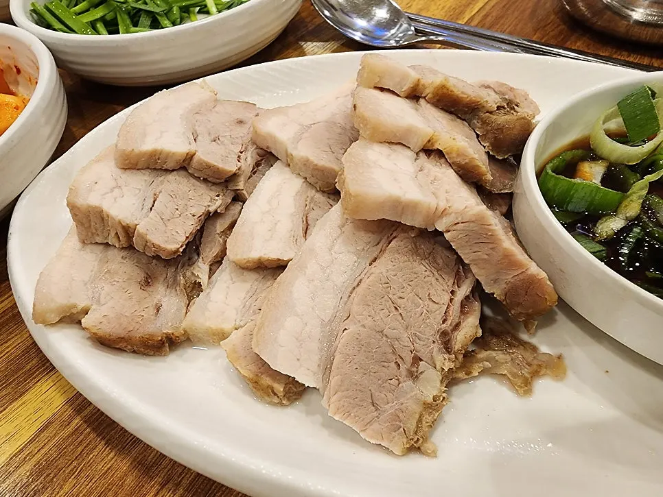 Boiled pork served separately on its own plate