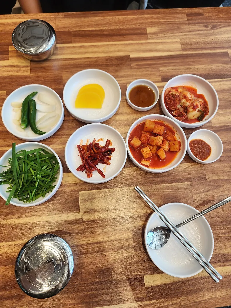 돼지국밥 두 그릇과 만두가 놓인 상