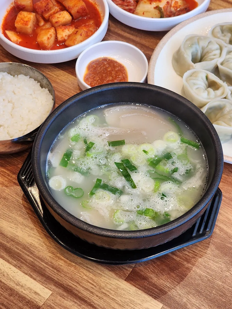깍두기와 김치 등 기본반찬