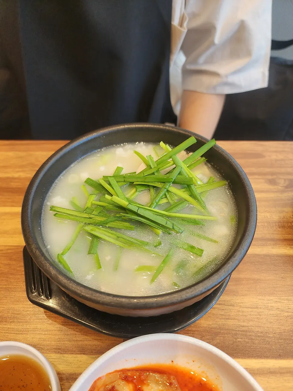 무말랭이와 부추 반찬 접시