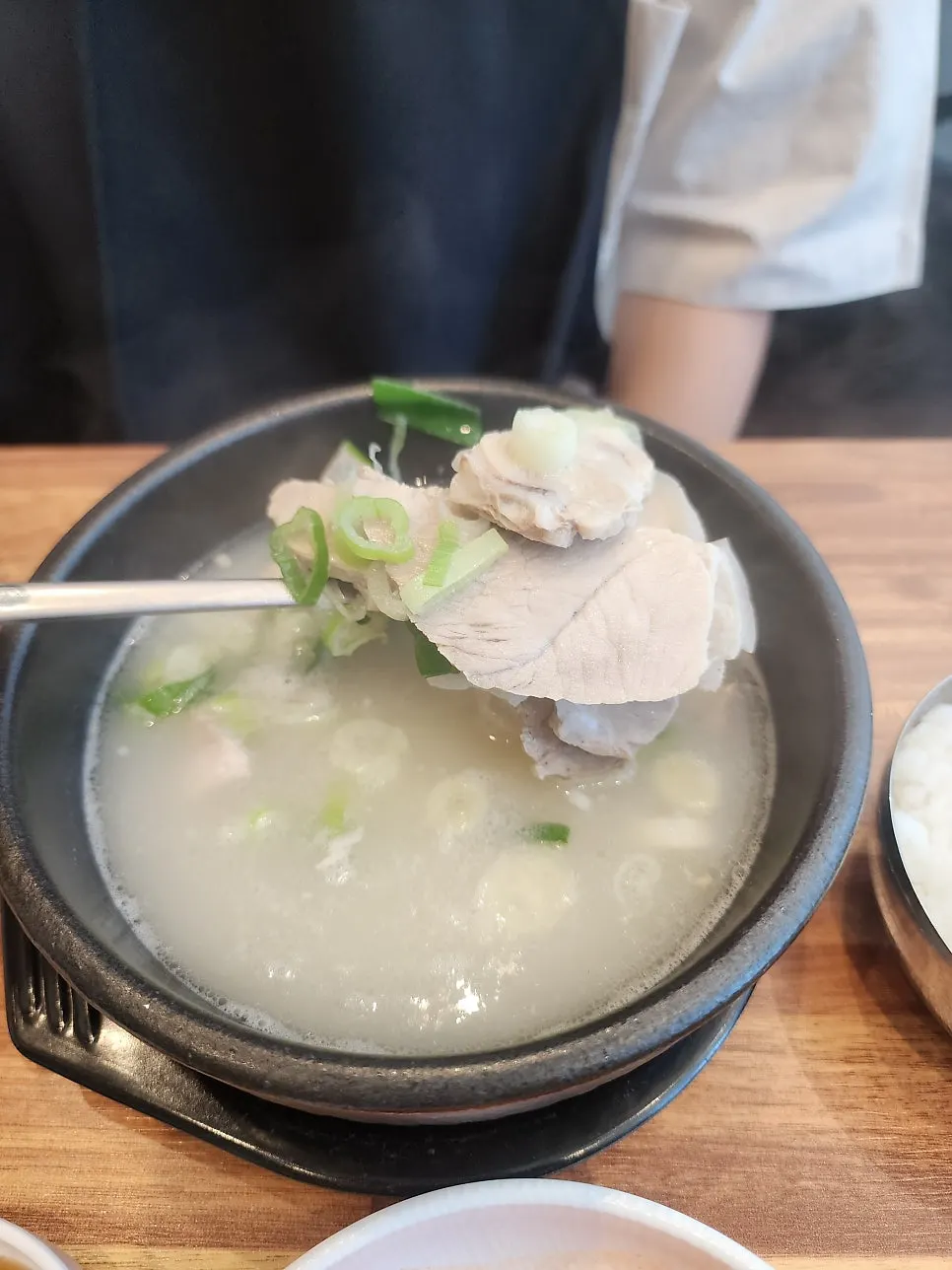 뽀얀 국물에 담긴 돼지고기