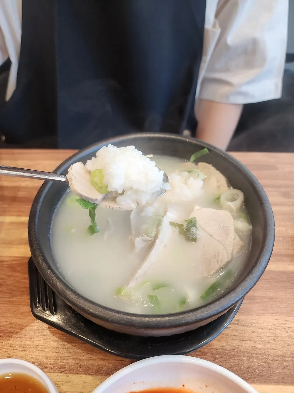 숟가락으로 떠올린 돼지국밥 고기