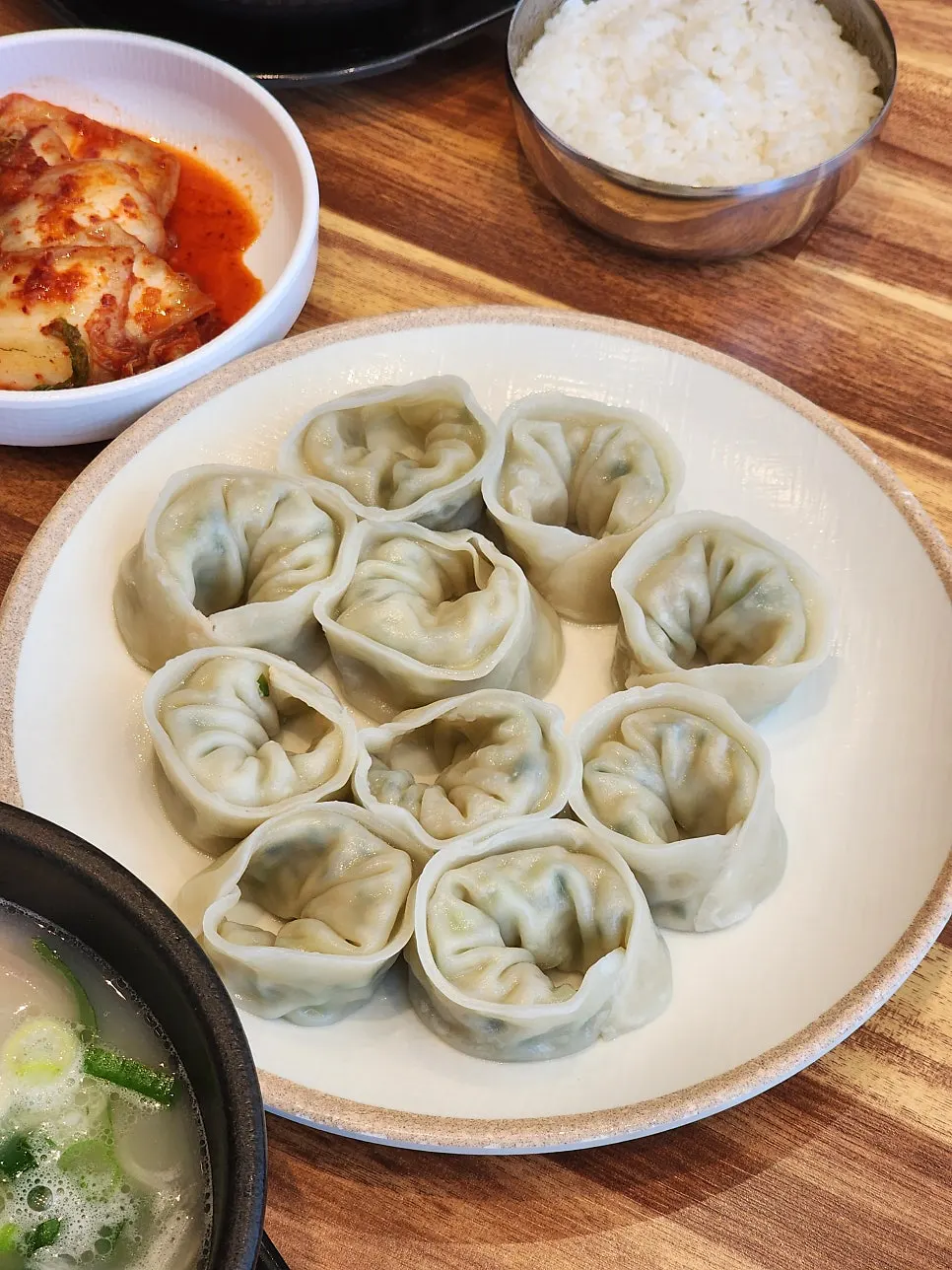 국물에 밥을 말아 넣은 돼지국밥