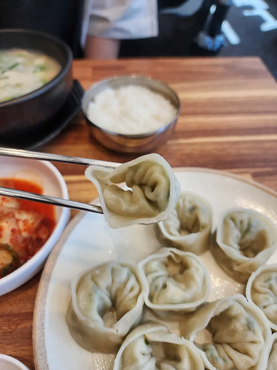 한입 베어 문 만두 단면