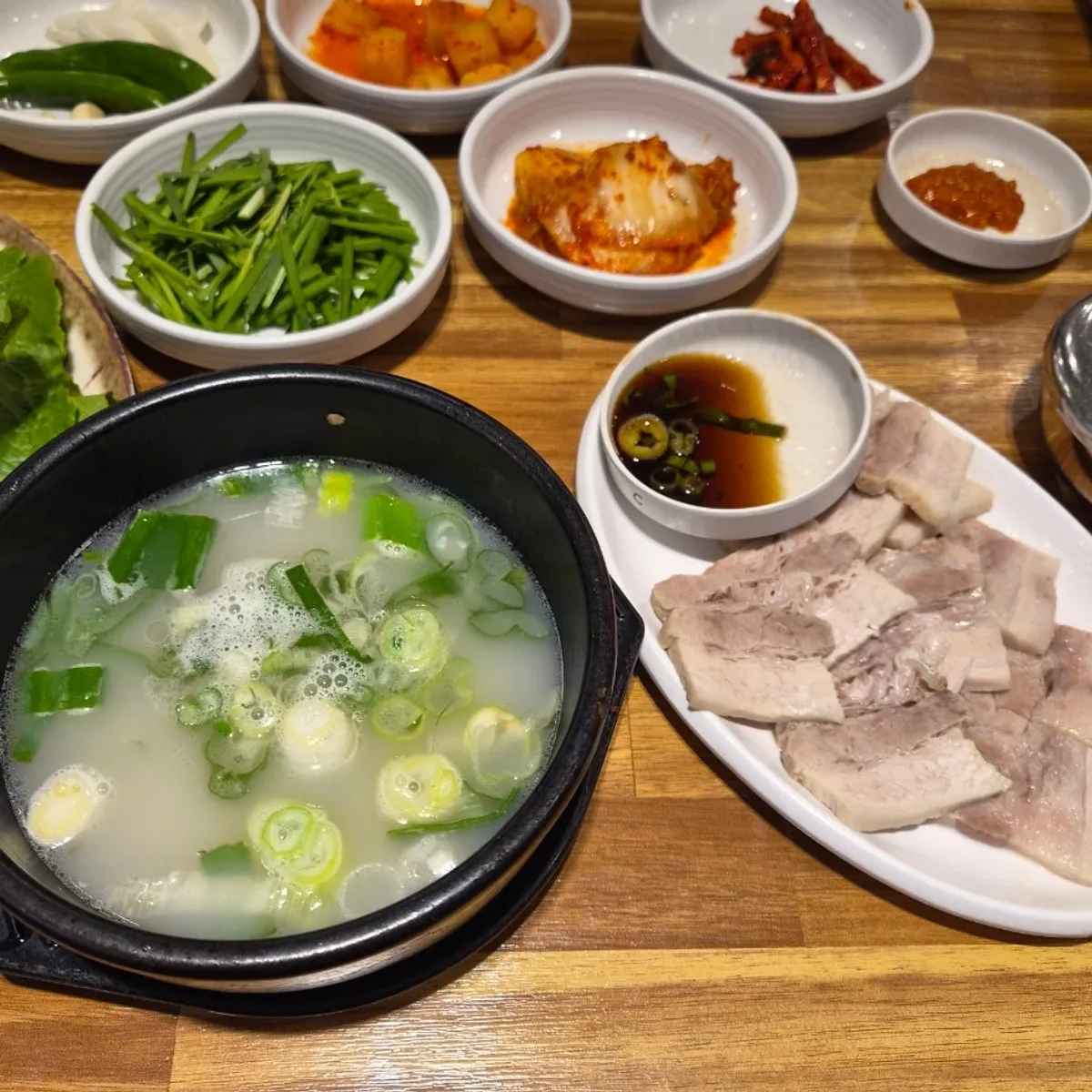 Basic side dishes served with dwaeji gukbap and suyuk baekban