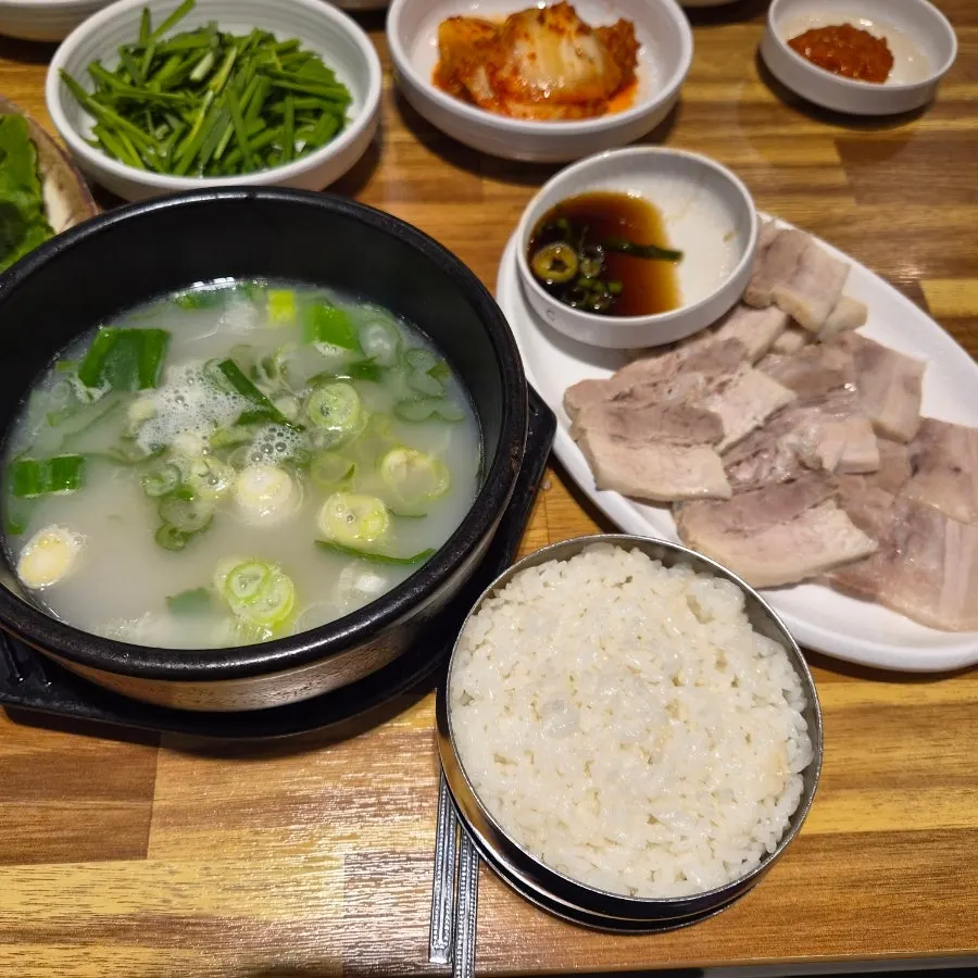 A bowl of dwaeji gukbap packed with meat