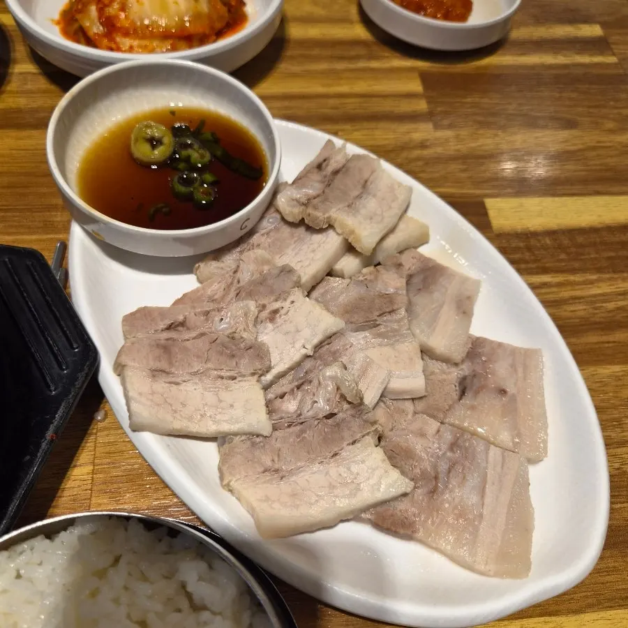 Plate of suyuk from the suyuk baekban set