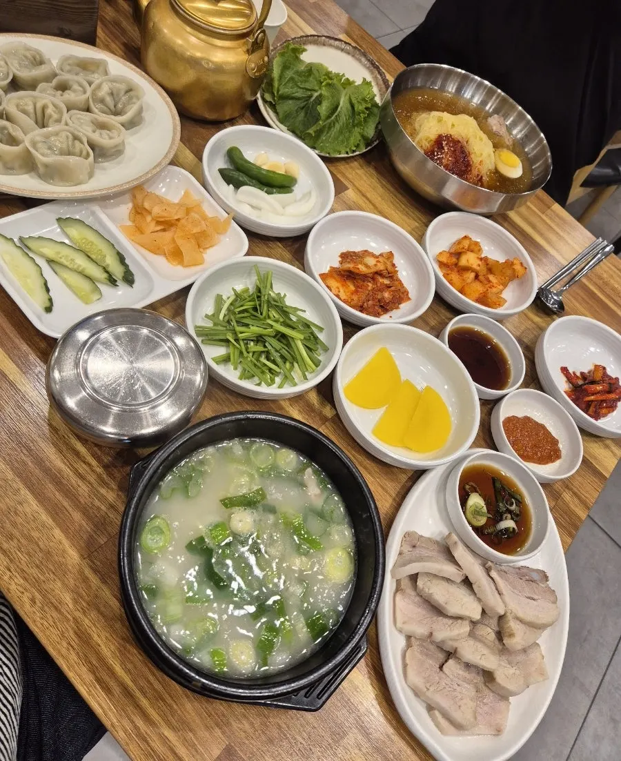 Full spread of suyuk baekban, water milmyeon, and dumplings