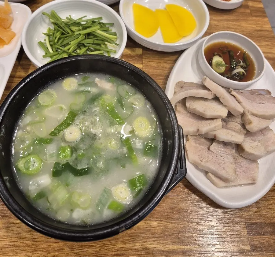 Thick-cut meat from the suyuk baekban