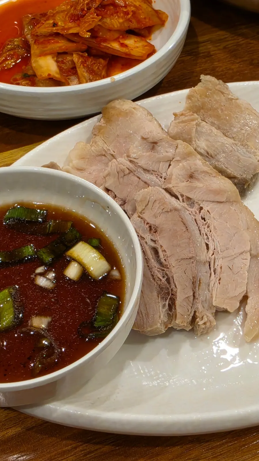 테이블에 차려진 수육백반과 국밥
